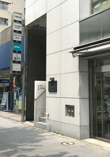 三原堂本店ビル入口